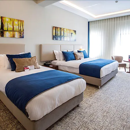 Ramada By Wyndham מלון ילובה